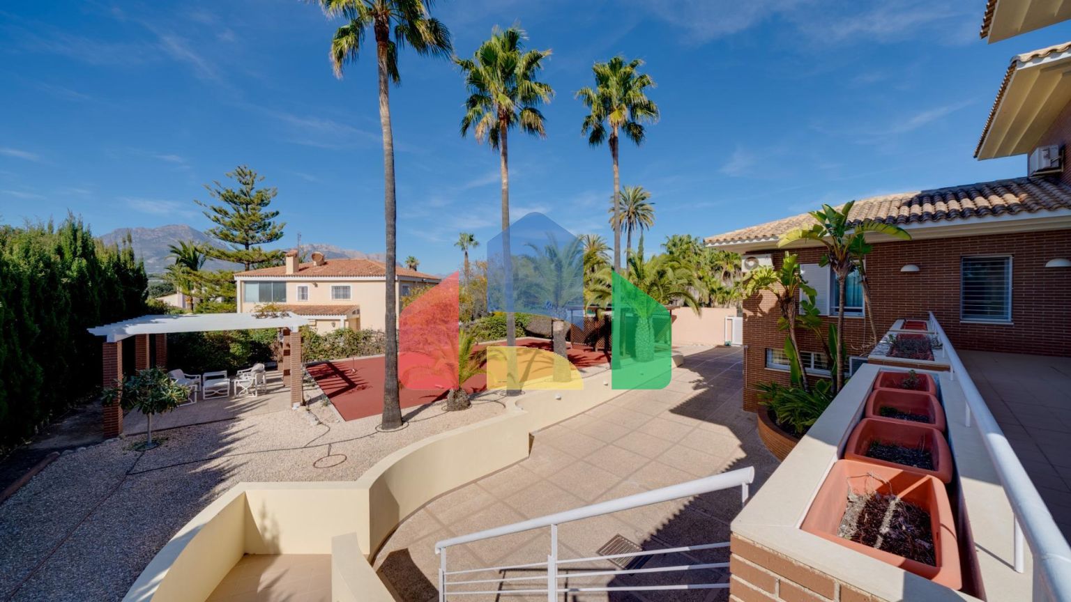 Эксклюзивная вилла в Бенидорме: Уникальное Пространство в Привилегированном Жилом Районе.