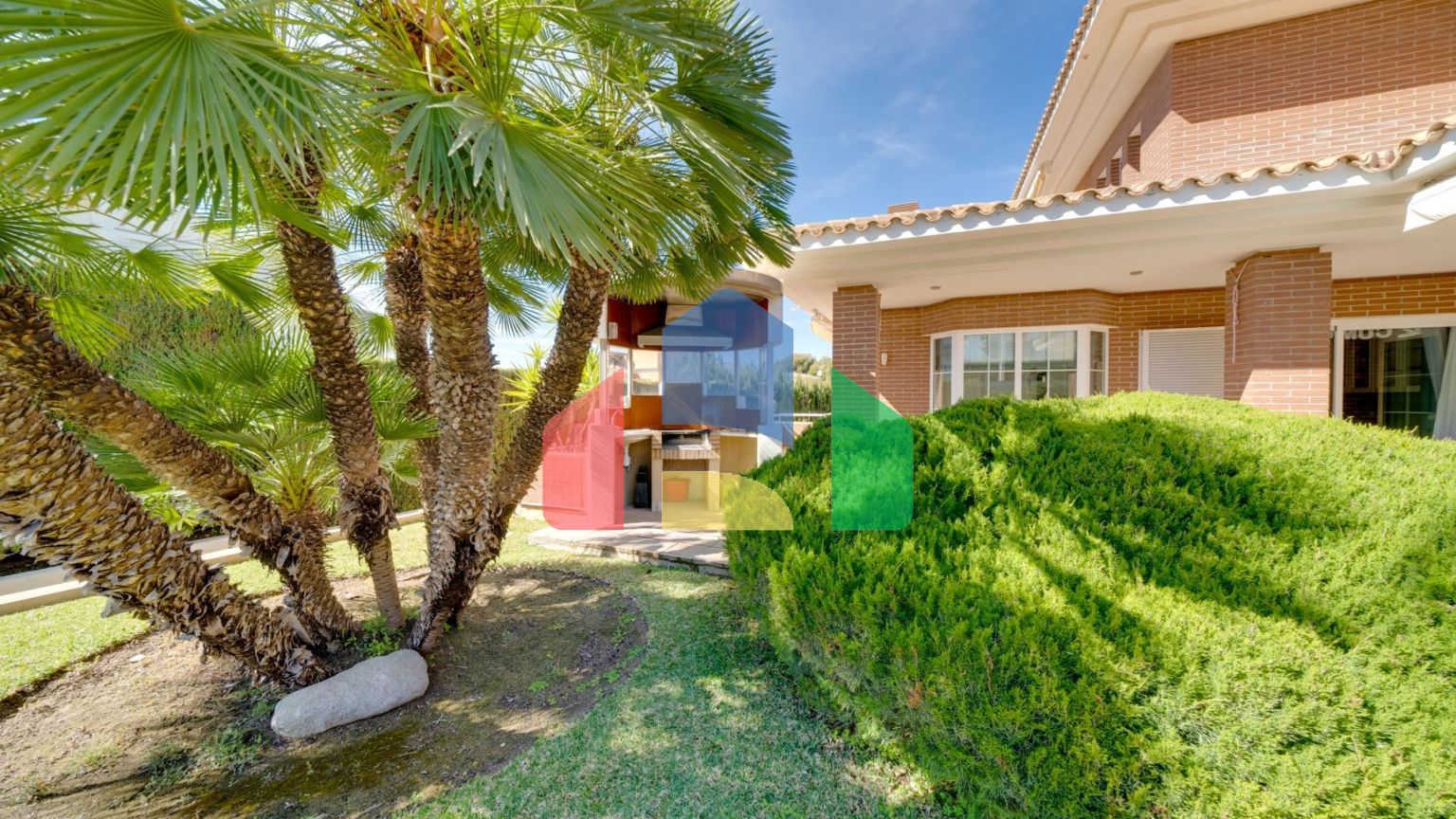 Эксклюзивная вилла в Бенидорме: Уникальное Пространство в Привилегированном Жилом Районе.