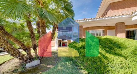 Эксклюзивная вилла в Бенидорме: Уникальное Пространство в Привилегированном Жилом Районе.