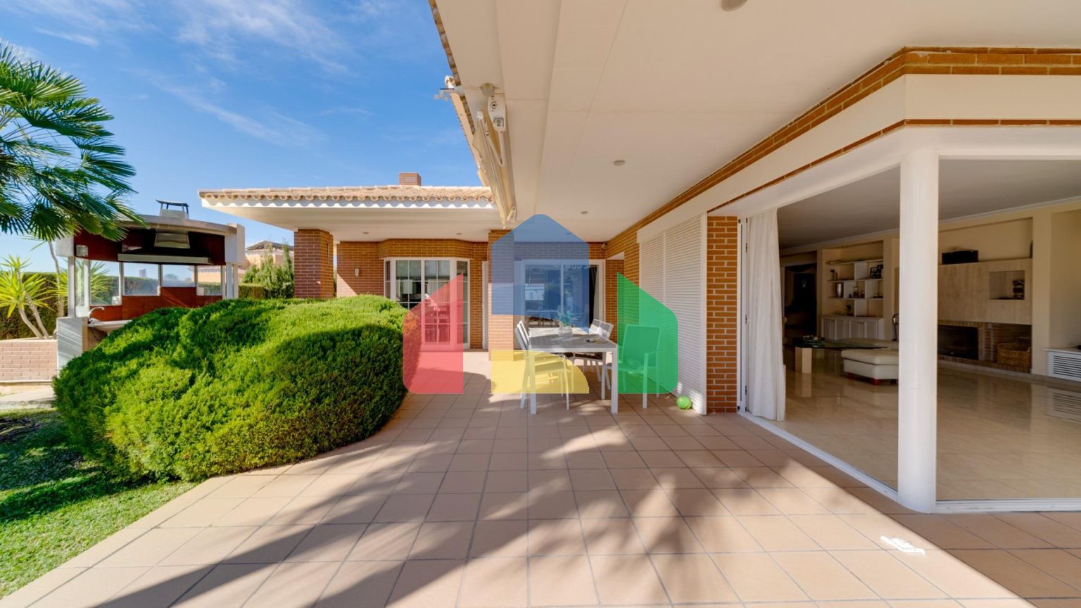 Эксклюзивная вилла в Бенидорме: Уникальное Пространство в Привилегированном Жилом Районе.