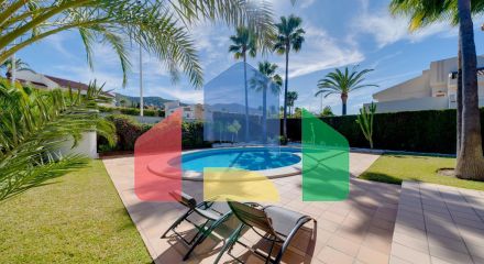 Эксклюзивная вилла в Бенидорме: Уникальное Пространство в Привилегированном Жилом Районе.