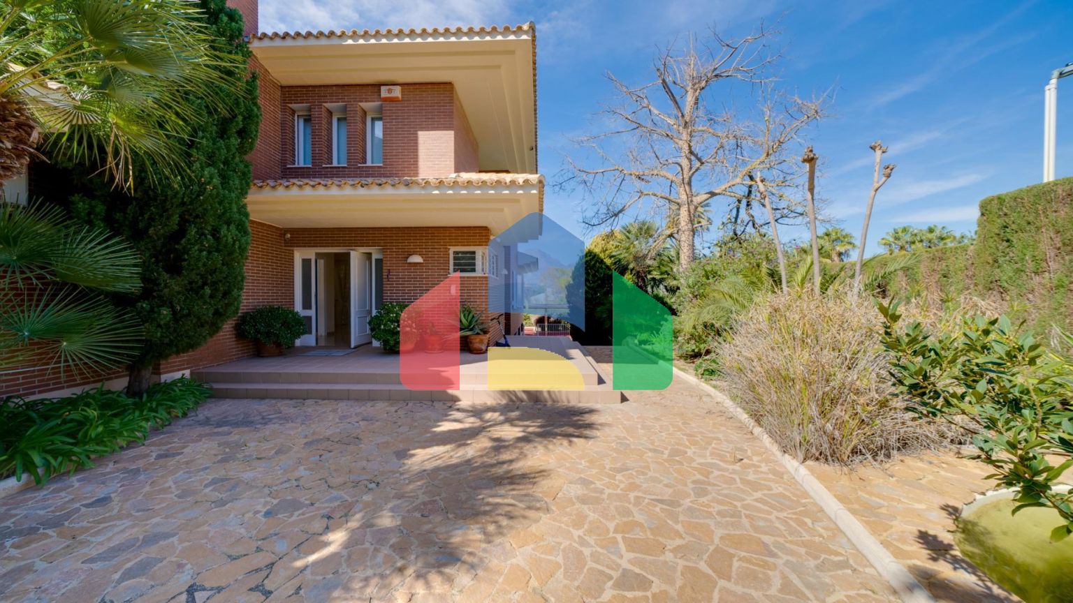 Эксклюзивная вилла в Бенидорме: Уникальное Пространство в Привилегированном Жилом Районе.