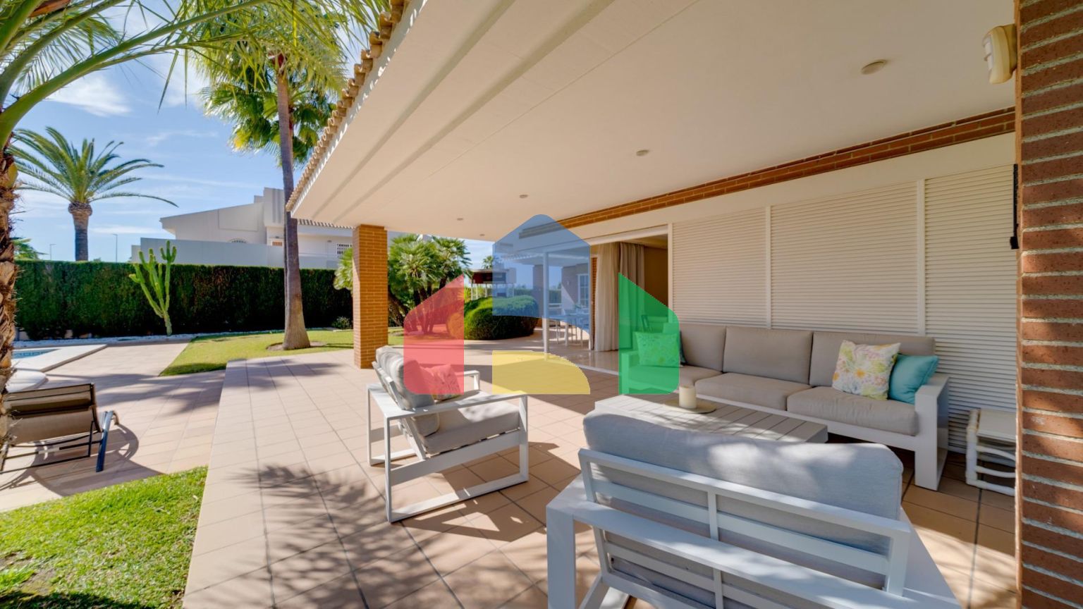 Эксклюзивная вилла в Бенидорме: Уникальное Пространство в Привилегированном Жилом Районе.