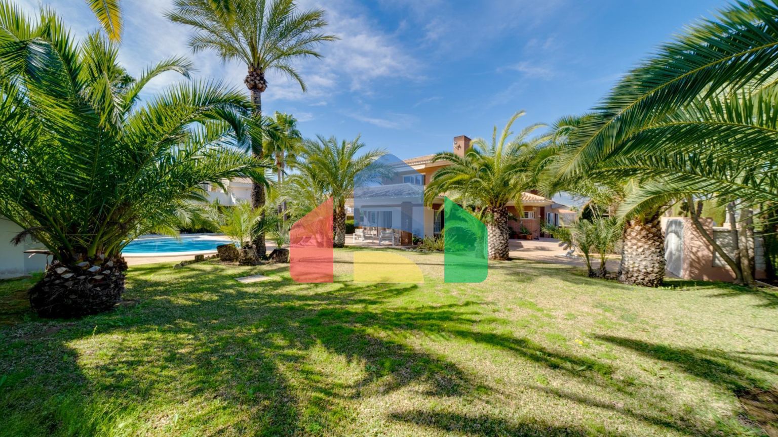 Эксклюзивная вилла в Бенидорме: Уникальное Пространство в Привилегированном Жилом Районе.