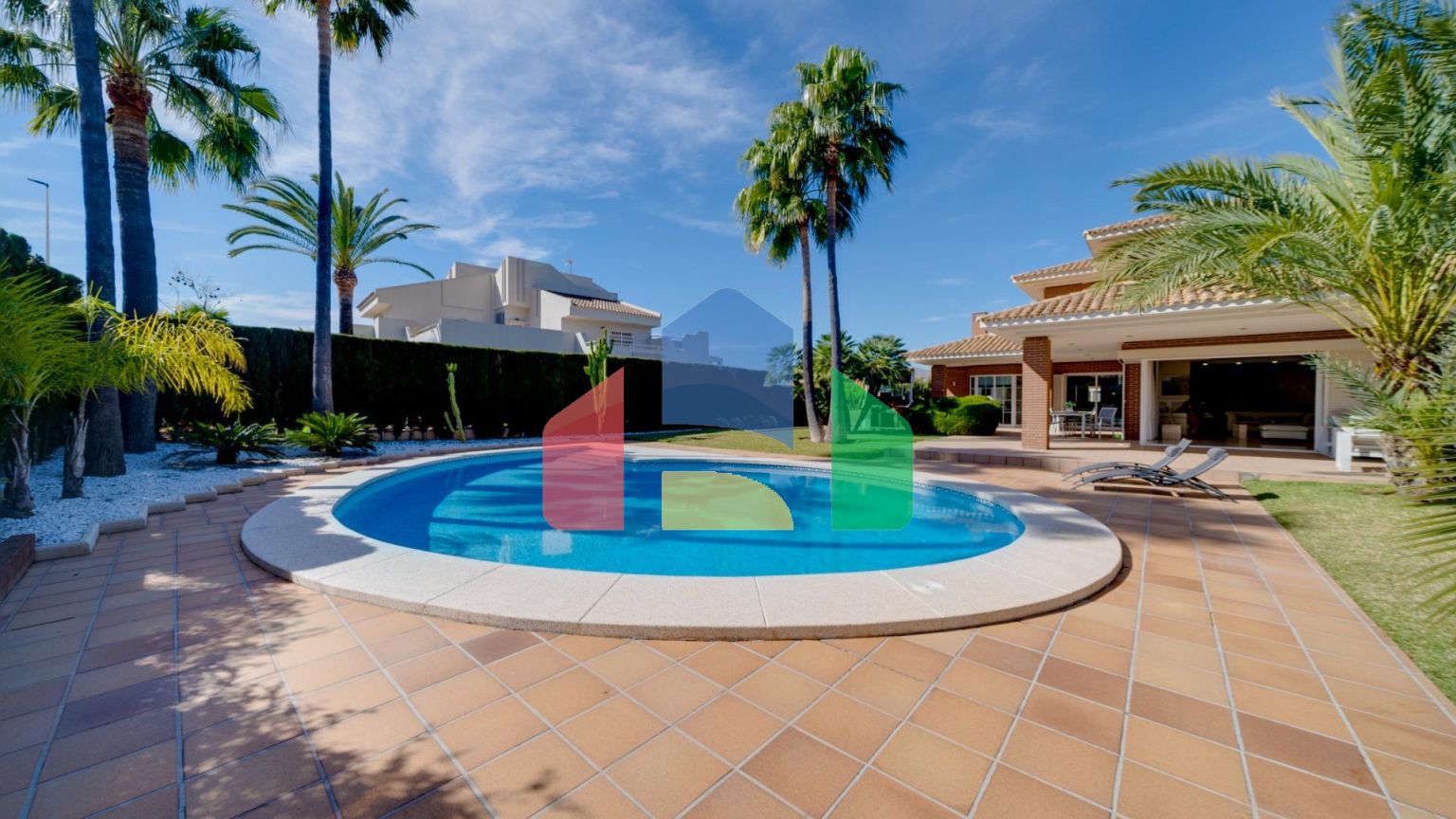 Эксклюзивная вилла в Бенидорме: Уникальное Пространство в Привилегированном Жилом Районе.