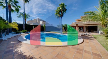 Эксклюзивная вилла в Бенидорме: Уникальное Пространство в Привилегированном Жилом Районе.