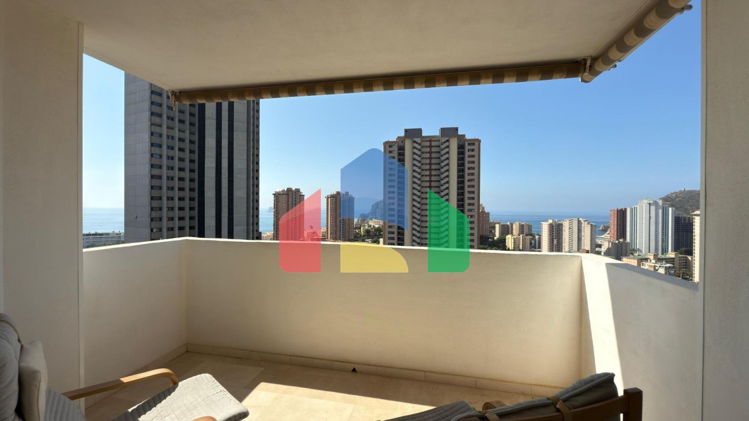 Квартира на 18 этаже с потрясающим видом на море, всего в 650 м от пляжа Пониенте в Бенидорме ️