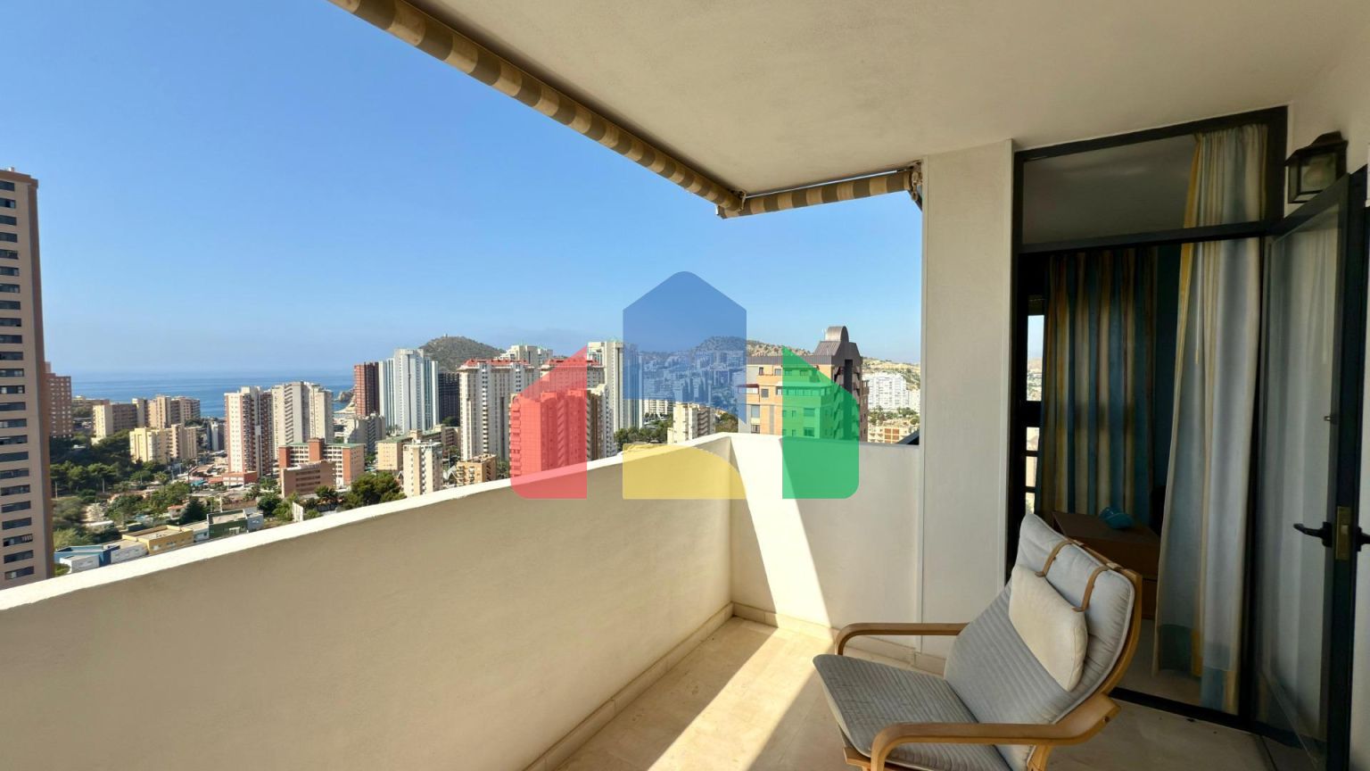 Квартира на 18 этаже с потрясающим видом на море, всего в 650 м от пляжа Пониенте в Бенидорме ️