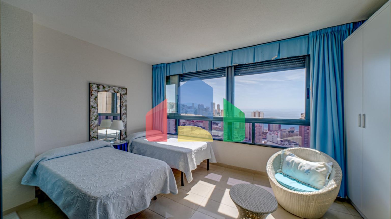 Светлая квартира с потрясающим видом на море