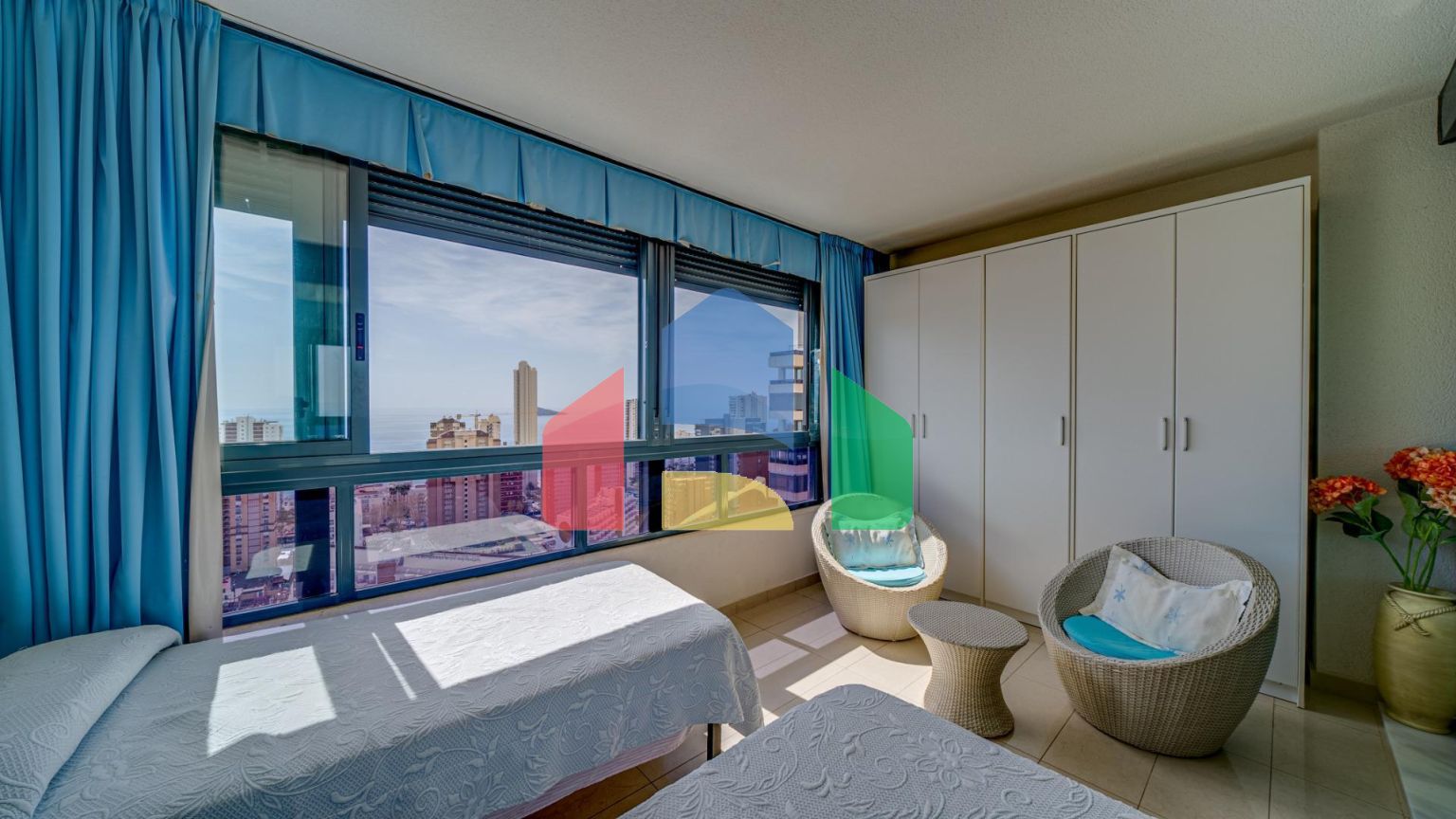 Светлая квартира с потрясающим видом на море