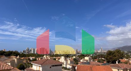 Вилла с бассейном и видами на горы и Бенидорм в районе Ринкон де Лойкс