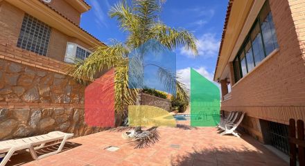 Вилла с бассейном и видами на горы и Бенидорм в районе Ринкон де Лойкс