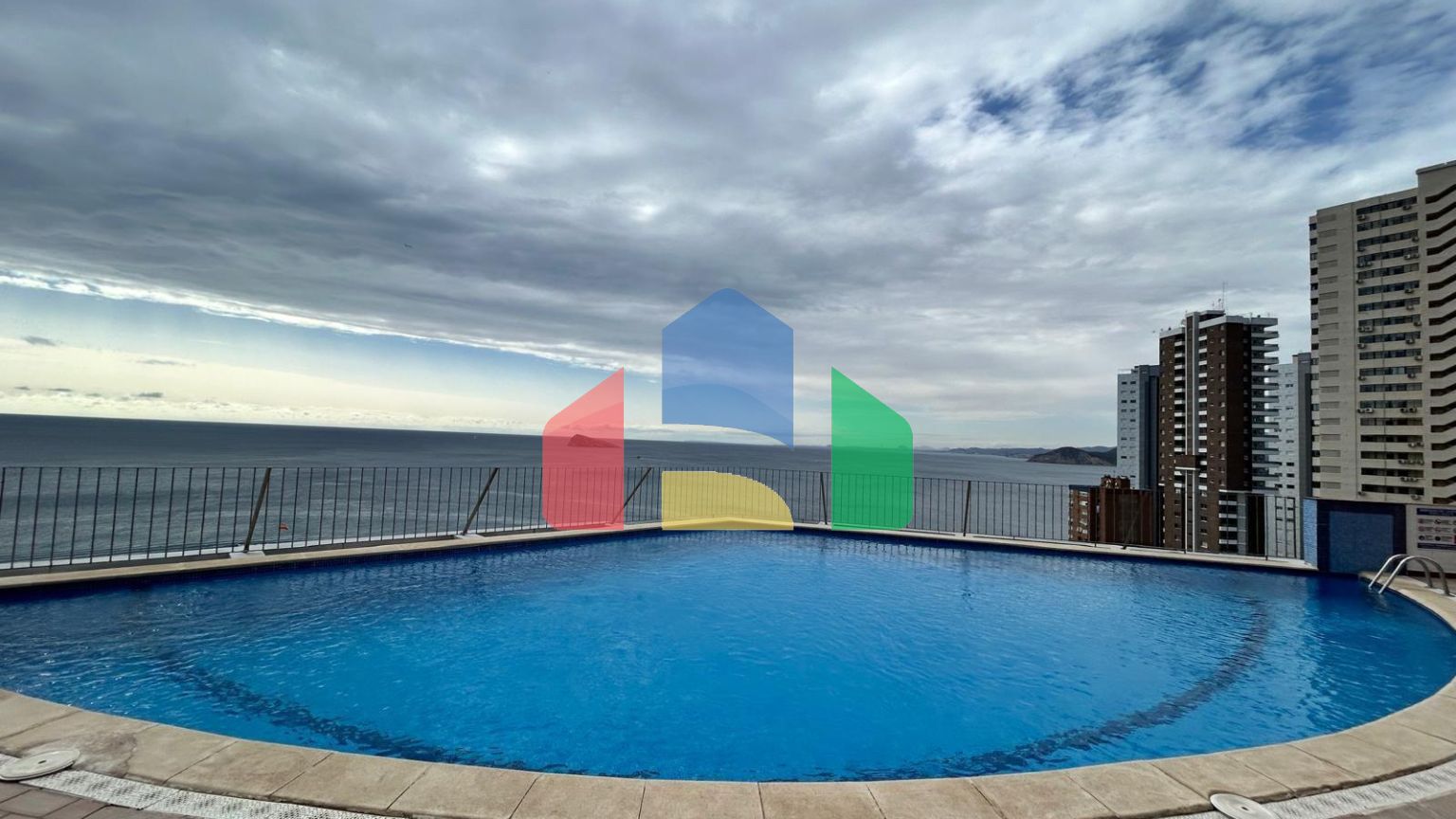 Красивые апартаменты с потрясающим видом на пляж Бенидорма!