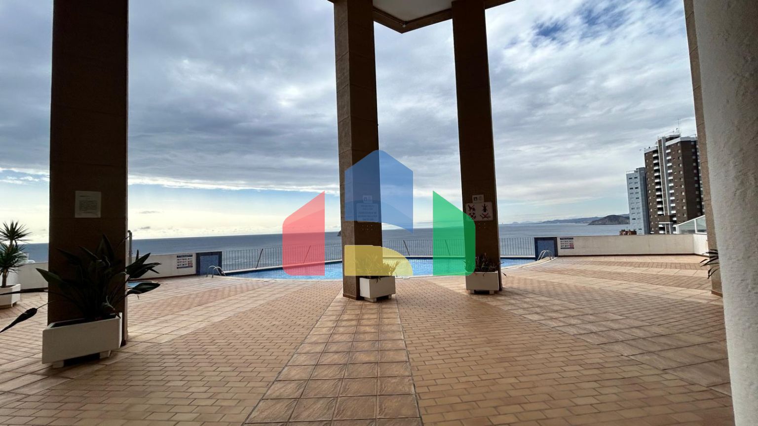 Красивые апартаменты с потрясающим видом на пляж Бенидорма!