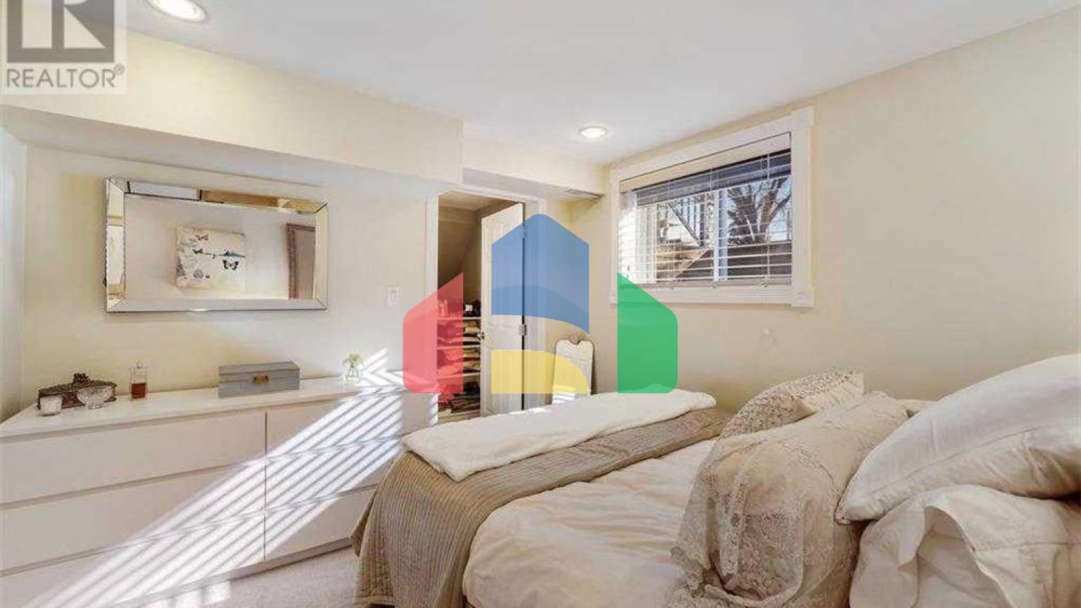 Residential - Single Family Home - Calgary, Canada - Canada