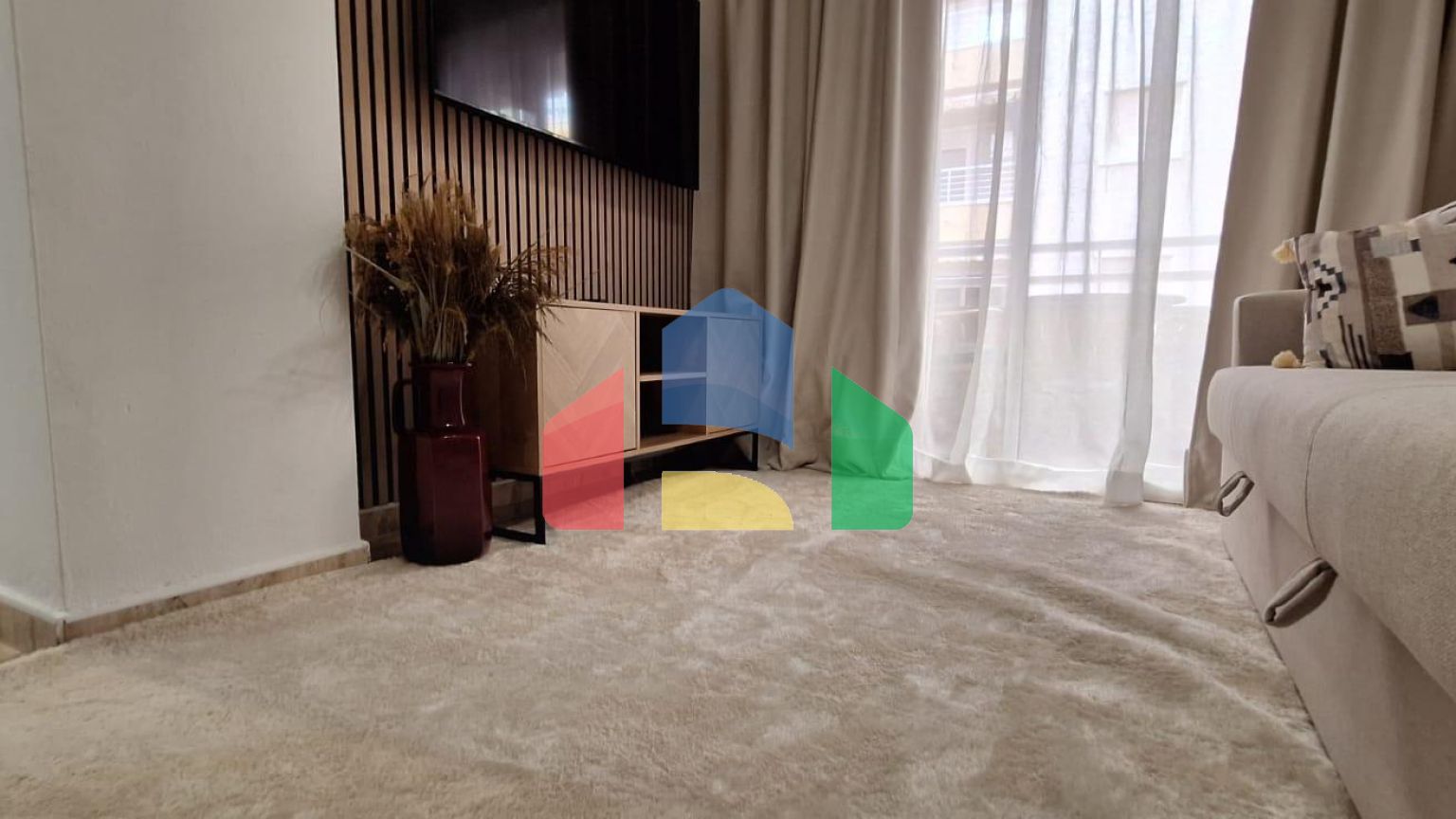 Эксклюзивная квартира с фантастическим дизайном и новым ремонтом: 2спальни, 1ванная,150 м. до пляжа