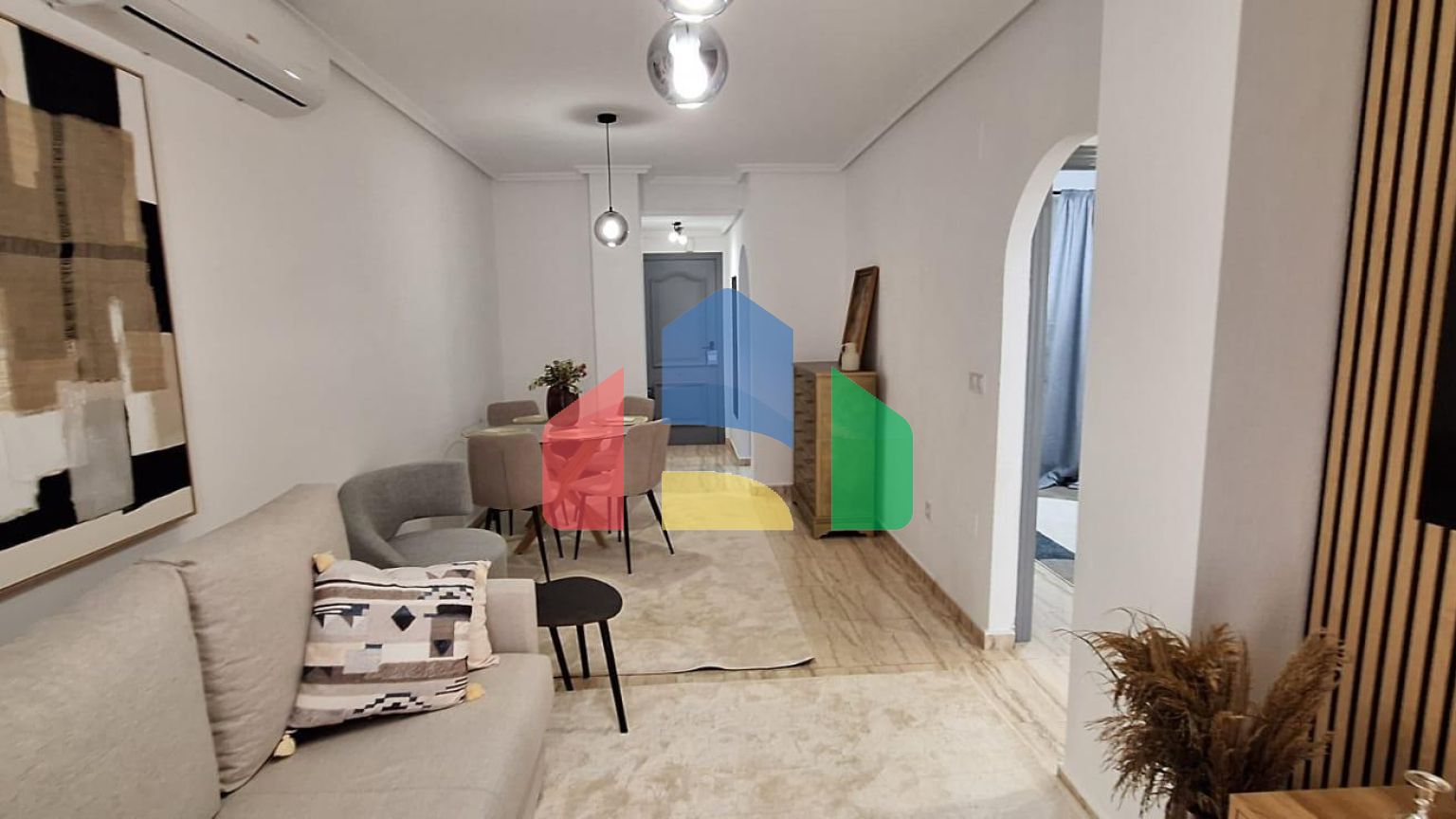 Эксклюзивная квартира с фантастическим дизайном и новым ремонтом: 2спальни, 1ванная,150 м. до пляжа