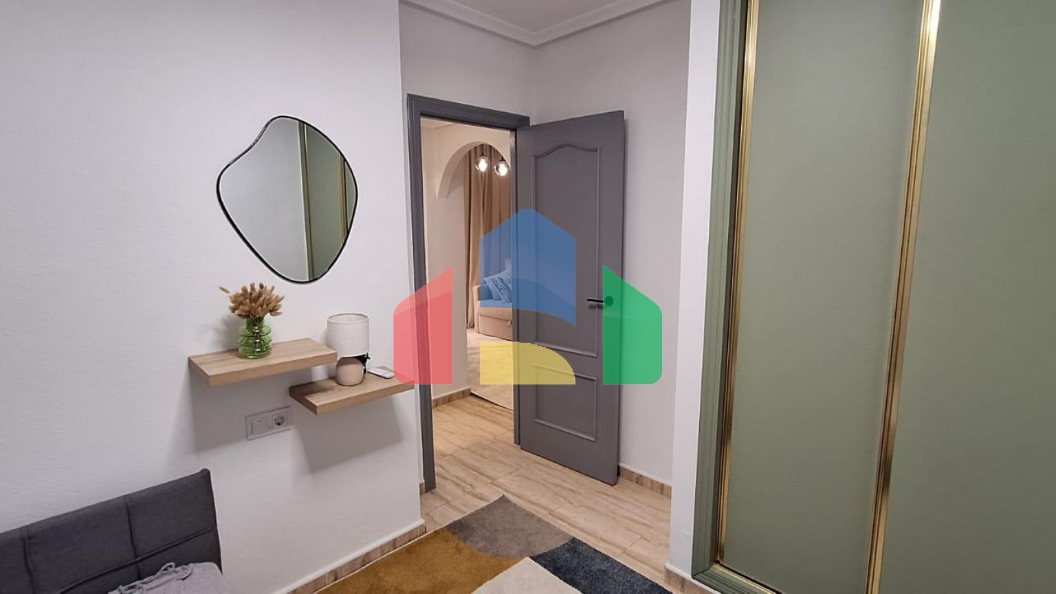 Эксклюзивная квартира с фантастическим дизайном и новым ремонтом: 2спальни, 1ванная,150 м. до пляжа