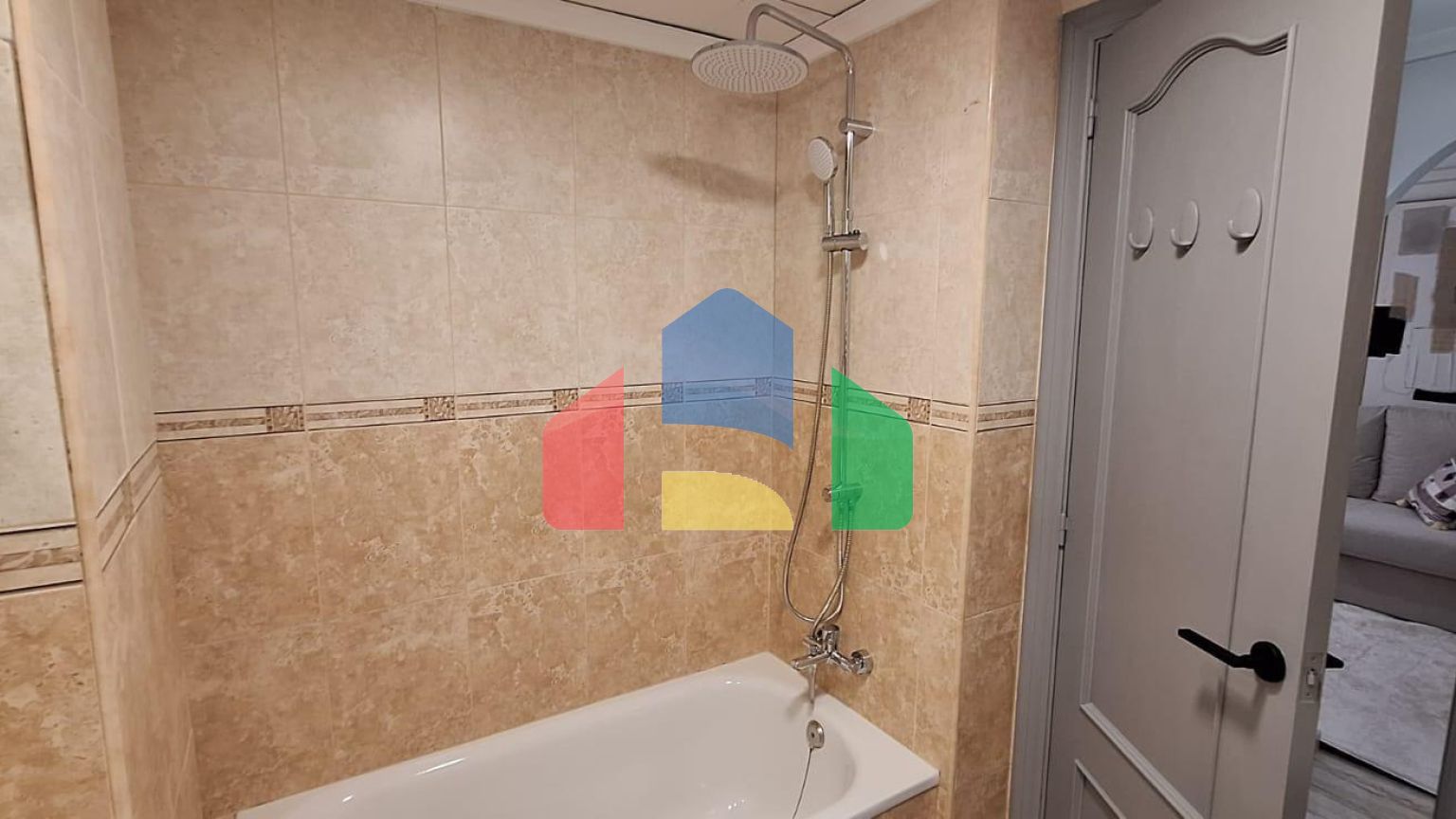 Эксклюзивная квартира с фантастическим дизайном и новым ремонтом: 2спальни, 1ванная,150 м. до пляжа