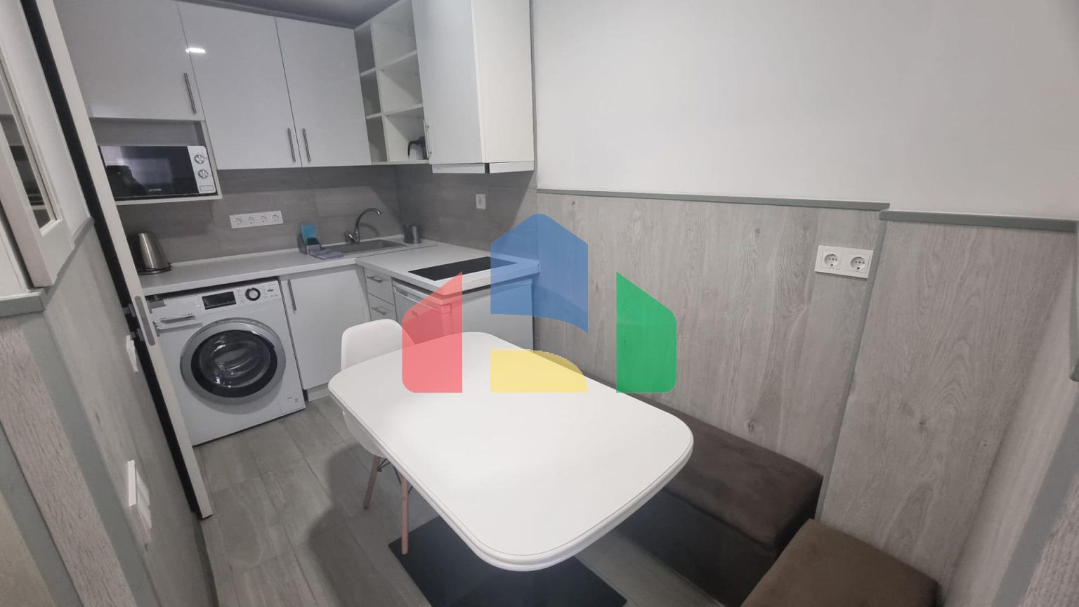 КВАРТИРА ПОСЛЕ РЕМОНТА В 50 МЕТРАХ ОТ ПЛЯЖА. 3 СПАЛЬНИ. 3 ВАННЫЕ КОМНАТЫ. 105 М2. ПОДЕЛЕННАЯ НА ТРИ СТУДИИ.