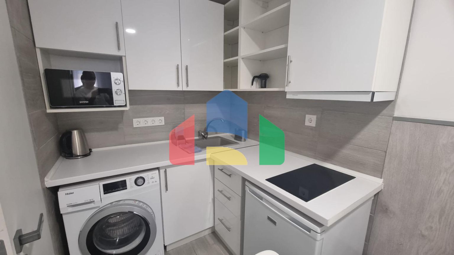 КВАРТИРА ПОСЛЕ РЕМОНТА В 50 МЕТРАХ ОТ ПЛЯЖА. 3 СПАЛЬНИ. 3 ВАННЫЕ КОМНАТЫ. 105 М2. ПОДЕЛЕННАЯ НА ТРИ СТУДИИ.