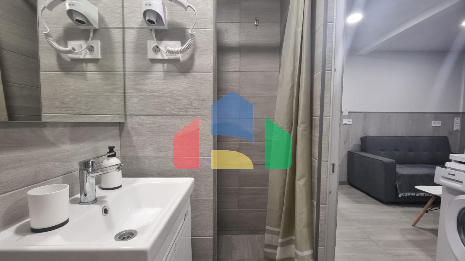 КВАРТИРА ПОСЛЕ РЕМОНТА В 50 МЕТРАХ ОТ ПЛЯЖА. 3 СПАЛЬНИ. 3 ВАННЫЕ КОМНАТЫ. 105 М2. ПОДЕЛЕННАЯ НА ТРИ СТУДИИ.