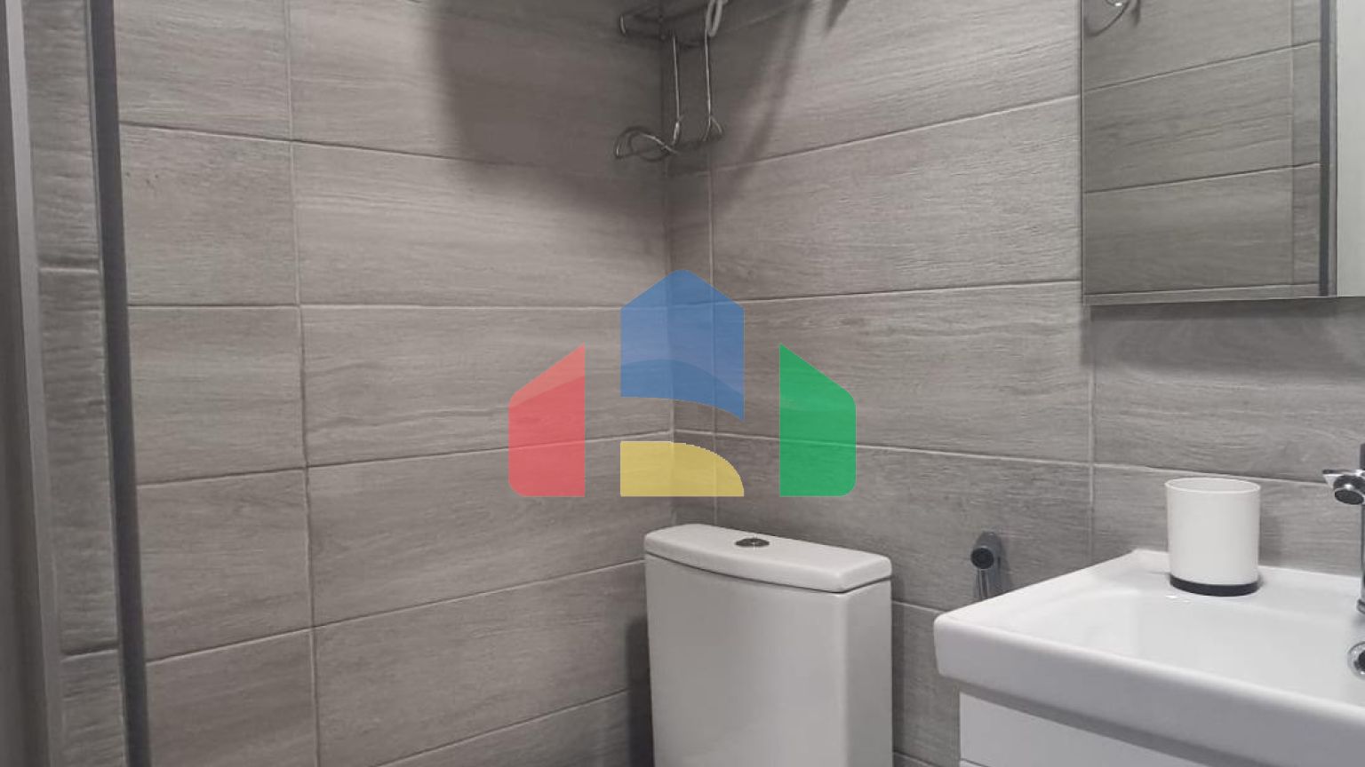 КВАРТИРА ПОСЛЕ РЕМОНТА В 50 МЕТРАХ ОТ ПЛЯЖА. 3 СПАЛЬНИ. 3 ВАННЫЕ КОМНАТЫ. 105 М2. ПОДЕЛЕННАЯ НА ТРИ СТУДИИ.