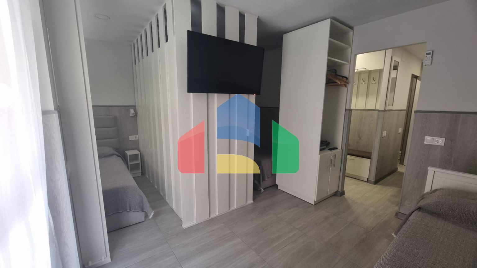 КВАРТИРА ПОСЛЕ РЕМОНТА В 50 МЕТРАХ ОТ ПЛЯЖА. 3 СПАЛЬНИ. 3 ВАННЫЕ КОМНАТЫ. 105 М2. ПОДЕЛЕННАЯ НА ТРИ СТУДИИ.