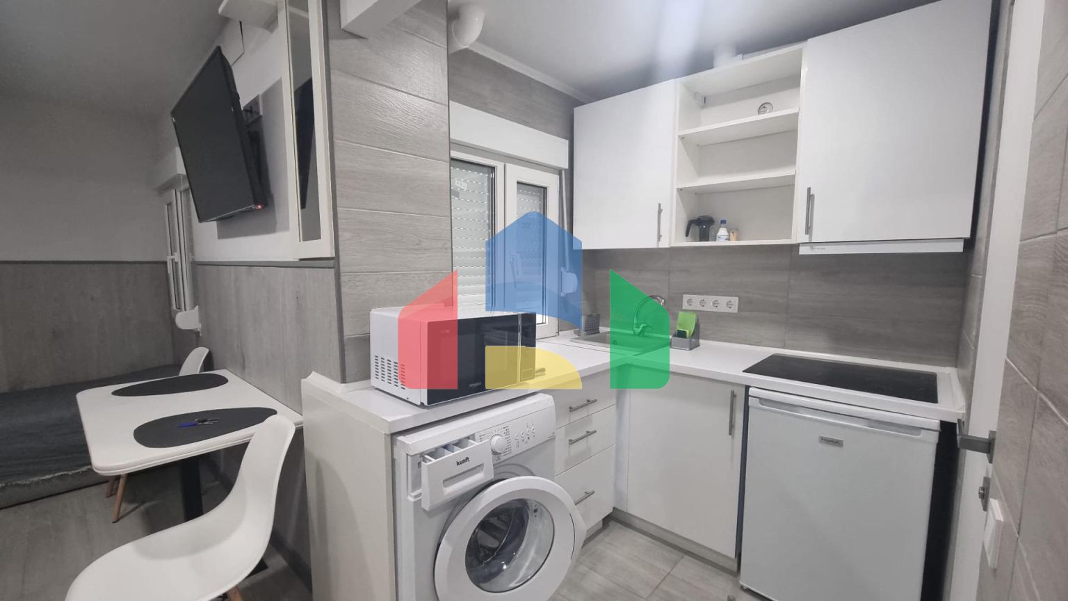 КВАРТИРА ПОСЛЕ РЕМОНТА В 50 МЕТРАХ ОТ ПЛЯЖА. 3 СПАЛЬНИ. 3 ВАННЫЕ КОМНАТЫ. 105 М2. ПОДЕЛЕННАЯ НА ТРИ СТУДИИ.