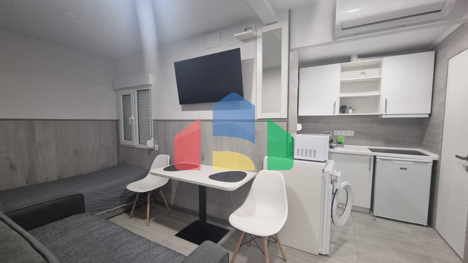 КВАРТИРА ПОСЛЕ РЕМОНТА В 50 МЕТРАХ ОТ ПЛЯЖА. 3 СПАЛЬНИ. 3 ВАННЫЕ КОМНАТЫ. 105 М2. ПОДЕЛЕННАЯ НА ТРИ СТУДИИ.