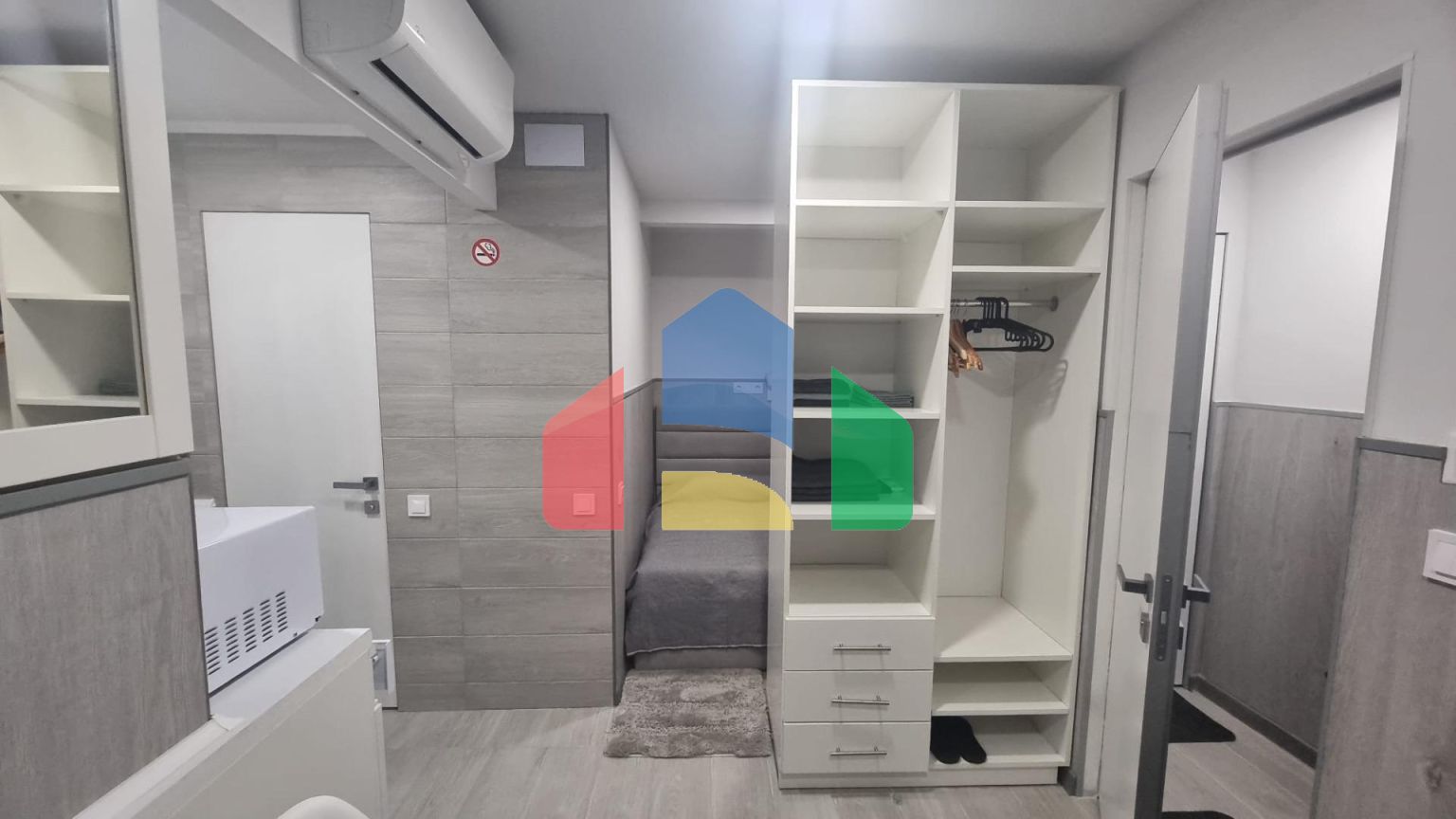 КВАРТИРА ПОСЛЕ РЕМОНТА В 50 МЕТРАХ ОТ ПЛЯЖА. 3 СПАЛЬНИ. 3 ВАННЫЕ КОМНАТЫ. 105 М2. ПОДЕЛЕННАЯ НА ТРИ СТУДИИ.