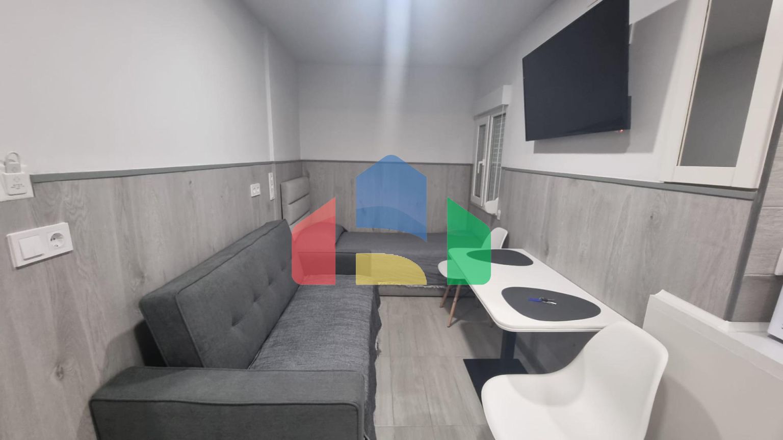 КВАРТИРА ПОСЛЕ РЕМОНТА В 50 МЕТРАХ ОТ ПЛЯЖА. 3 СПАЛЬНИ. 3 ВАННЫЕ КОМНАТЫ. 105 М2. ПОДЕЛЕННАЯ НА ТРИ СТУДИИ.