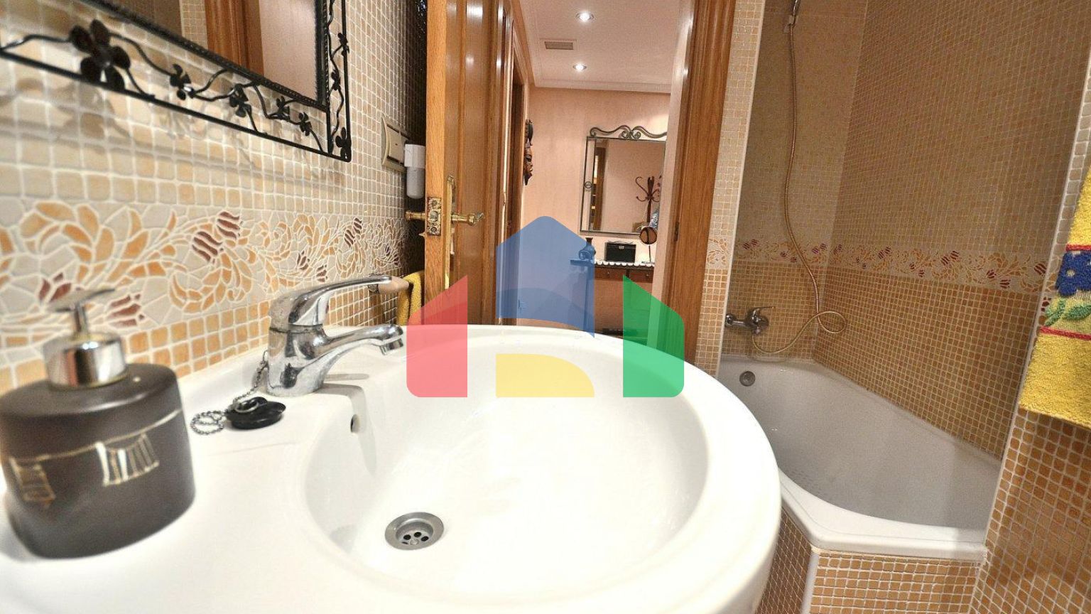 ПЕНТХАУС В ЛУЧШЕМ РАЙОНЕ ТОРРЕВЬЕХЕ. ОГРОМНАЯ ТЕРРАСА. 3 СПАЛЬНИ. 2 ВАННЫЕ КОМНАТЫ.