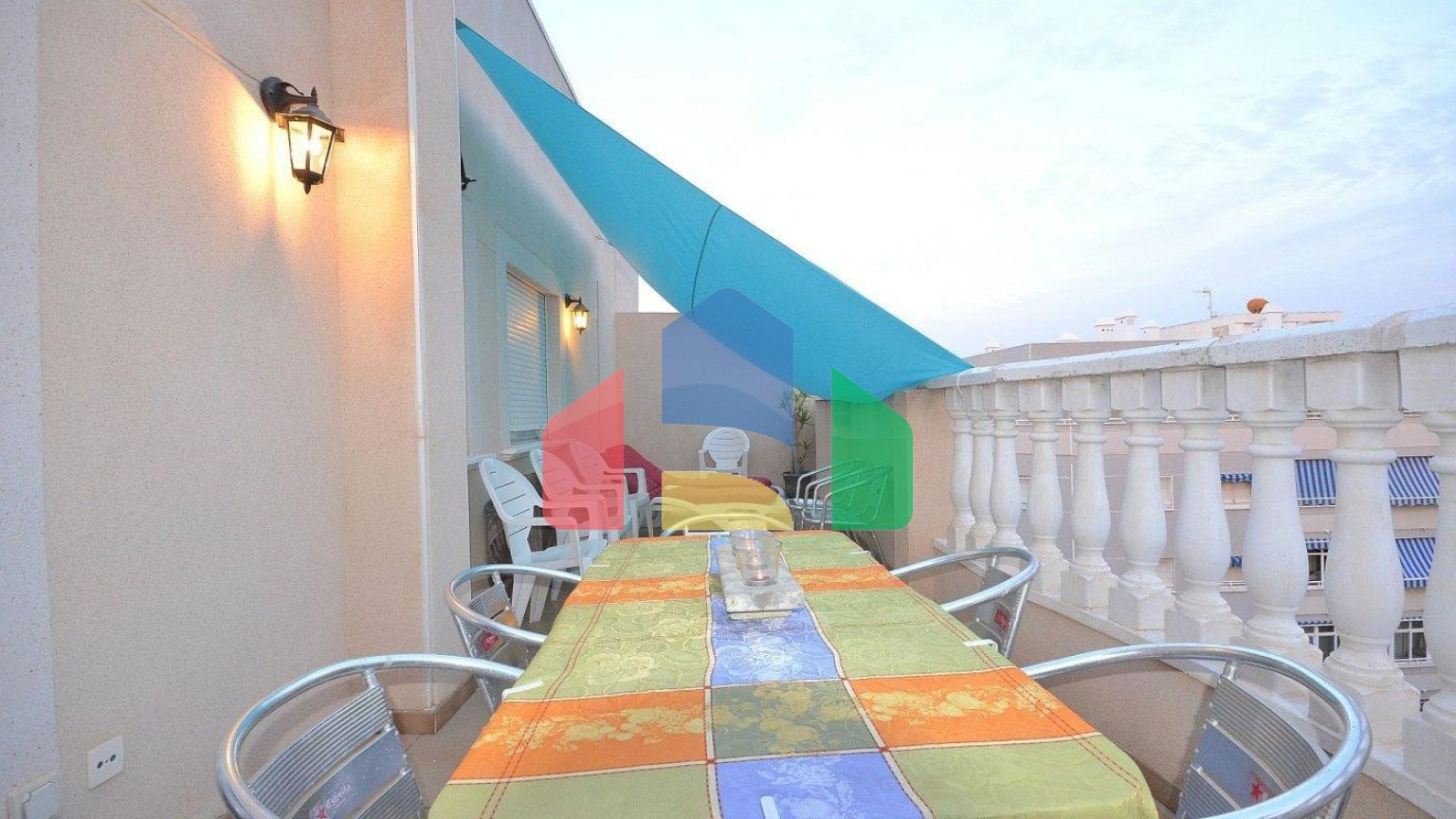 ПЕНТХАУС В ЛУЧШЕМ РАЙОНЕ ТОРРЕВЬЕХЕ. ОГРОМНАЯ ТЕРРАСА. 3 СПАЛЬНИ. 2 ВАННЫЕ КОМНАТЫ.