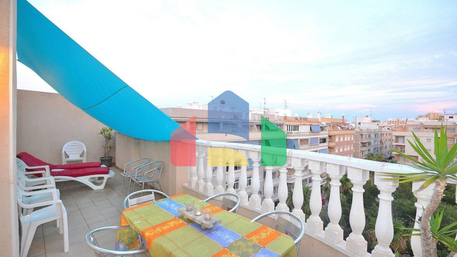 ПЕНТХАУС В ЛУЧШЕМ РАЙОНЕ ТОРРЕВЬЕХЕ. ОГРОМНАЯ ТЕРРАСА. 3 СПАЛЬНИ. 2 ВАННЫЕ КОМНАТЫ.