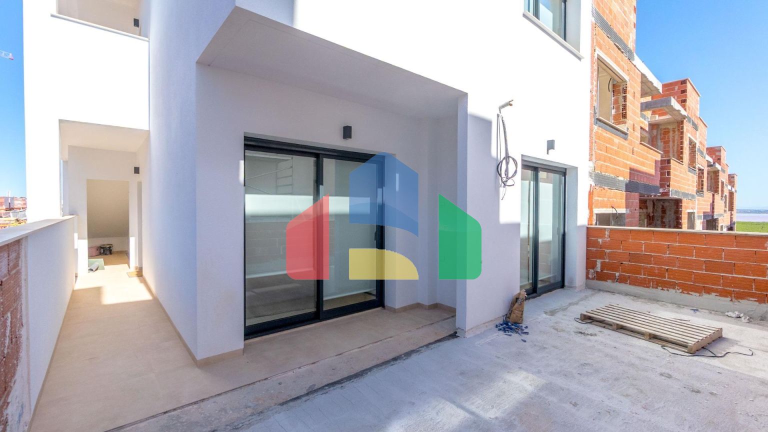 НОВЫЙ ЖИЛОЙ КОМПЛЕКС БУНГАЛО В ЛОС БАЛКОНЕС