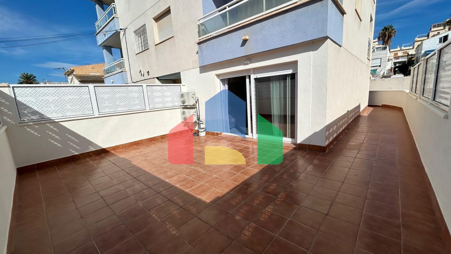 КВАРТИРА ПОСЛЕ РЕМОНТА НА НИЖНЕМ ЭТАЖЕ С УЧАСТКОМ 80 М2. БАССЕЙН+ГАРАЖ.