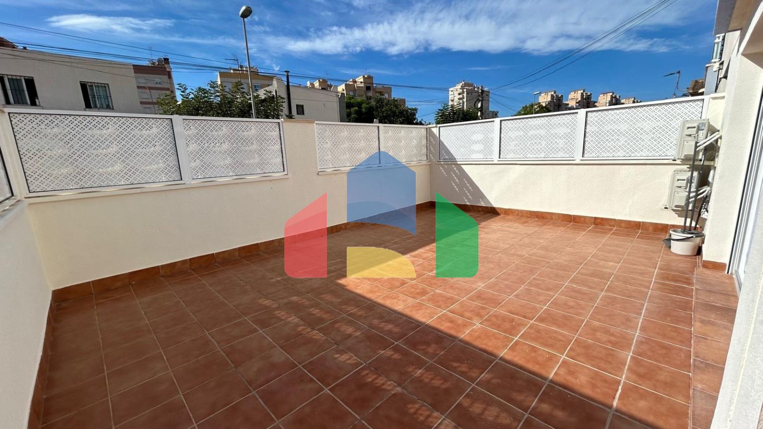 КВАРТИРА ПОСЛЕ РЕМОНТА НА НИЖНЕМ ЭТАЖЕ С УЧАСТКОМ 80 М2. БАССЕЙН+ГАРАЖ.