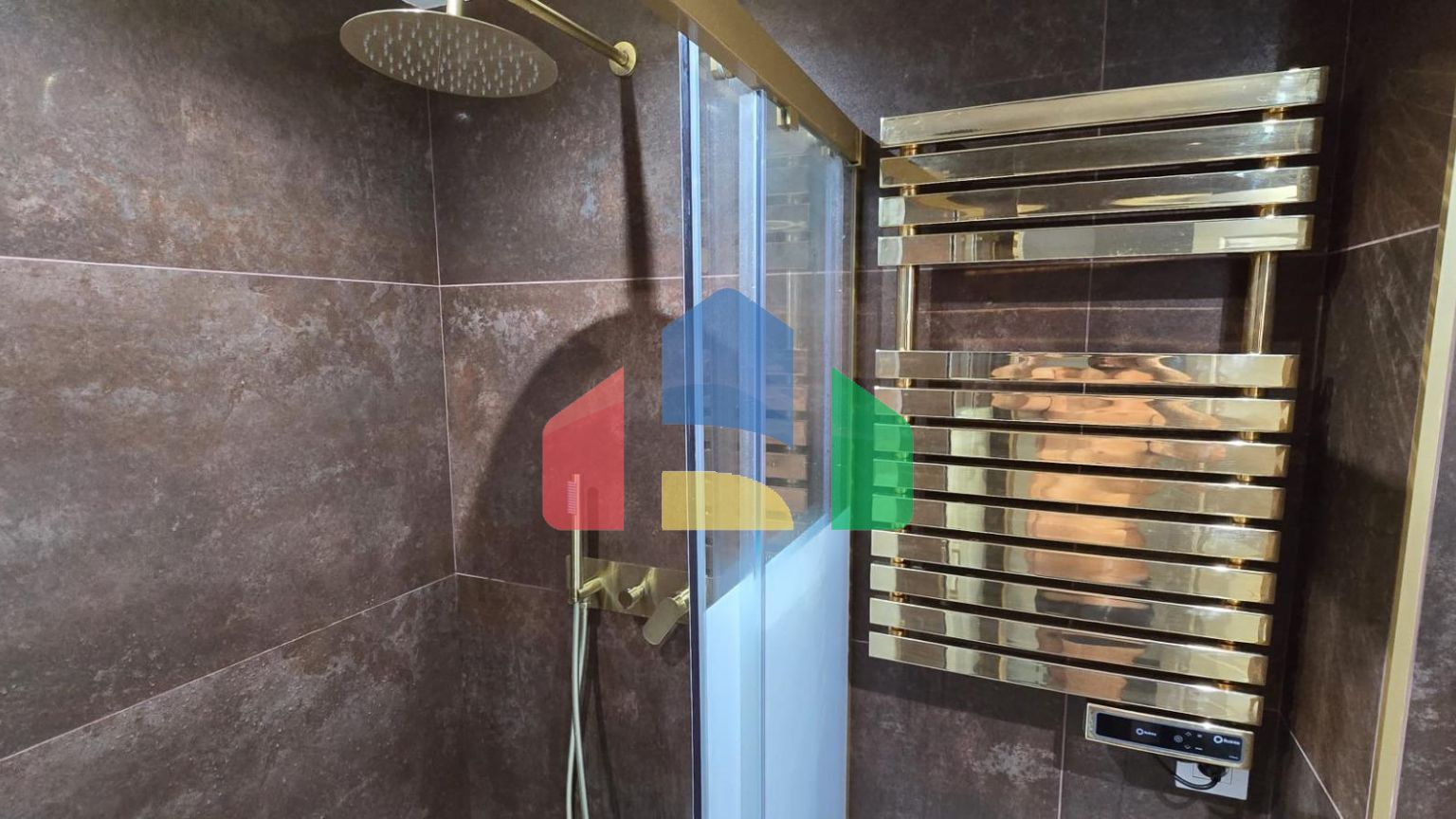 АПАРТАМЕНТЫ ПОСЛЕ РЕМОНТА В 50 МЕТРАХ ОТ ПЛЯЖА. 3 СПАЛЬНИ. 1 ВАННАЯ КОМНАТА. 101 М2.