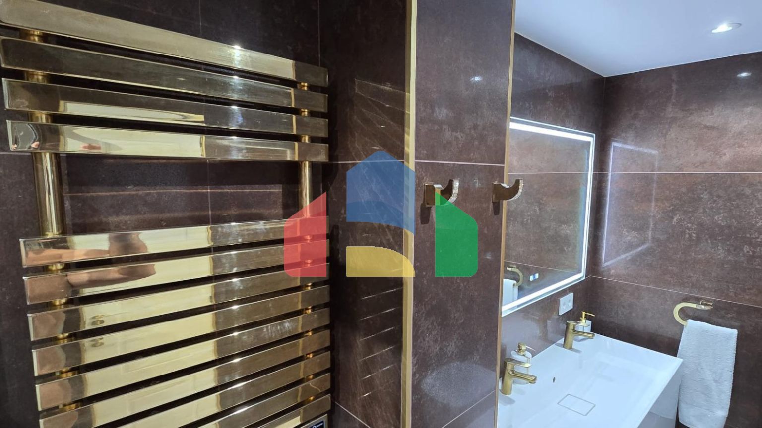 АПАРТАМЕНТЫ ПОСЛЕ РЕМОНТА В 50 МЕТРАХ ОТ ПЛЯЖА. 3 СПАЛЬНИ. 1 ВАННАЯ КОМНАТА. 101 М2.