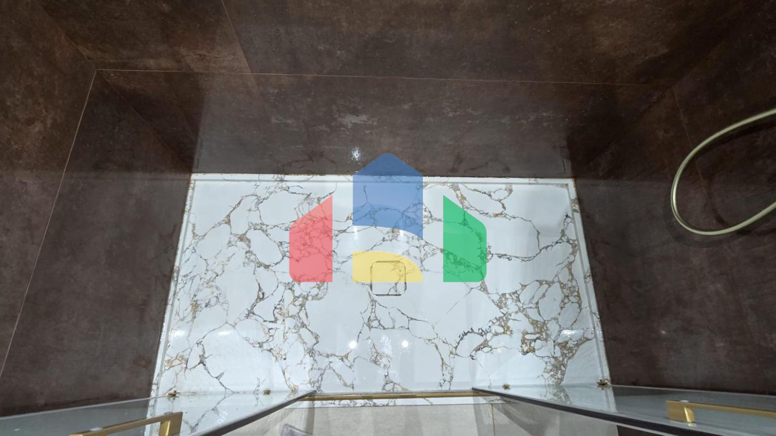 АПАРТАМЕНТЫ ПОСЛЕ РЕМОНТА В 50 МЕТРАХ ОТ ПЛЯЖА. 3 СПАЛЬНИ. 1 ВАННАЯ КОМНАТА. 101 М2.