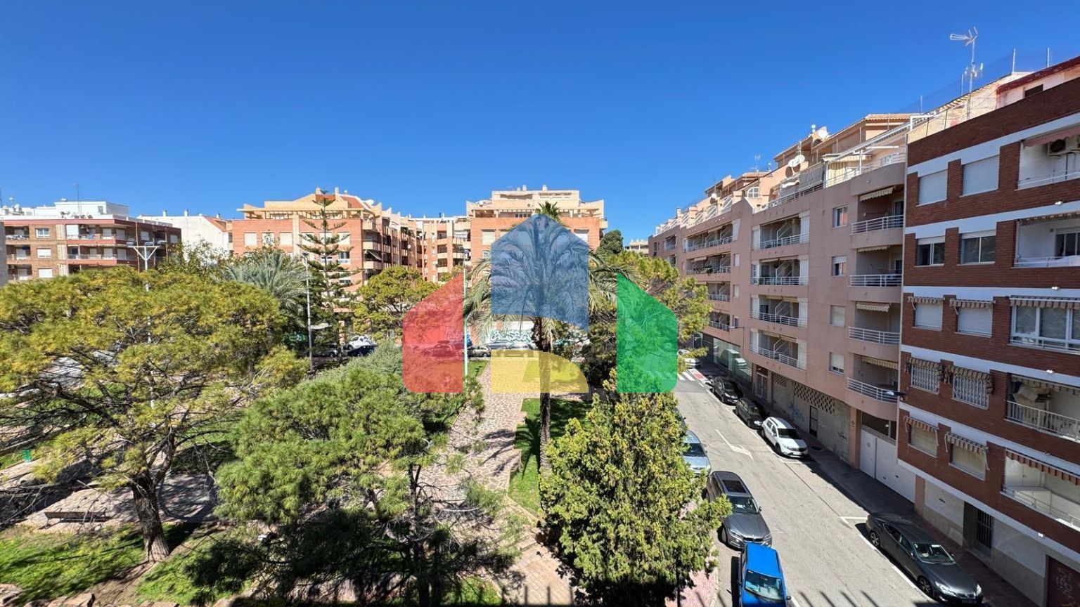 КВАРТИРА В 100 МЕТРАХ ОТ ПЯЖА ДЕЛЬ КУРА. 3 СПАЛЬНИ. 1 ВАННАЯ КОМНАТА. 74 М2.