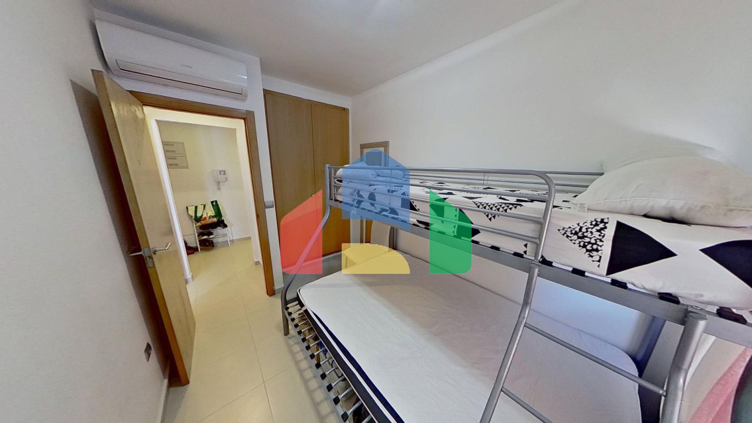 Уютная полуремонтированная квартира на пляже Кура, Торовьеха 2 СПАЛЬНИ 1 ВАННАЯ И 2 СКЛАДА в 500 метрах от пляжа