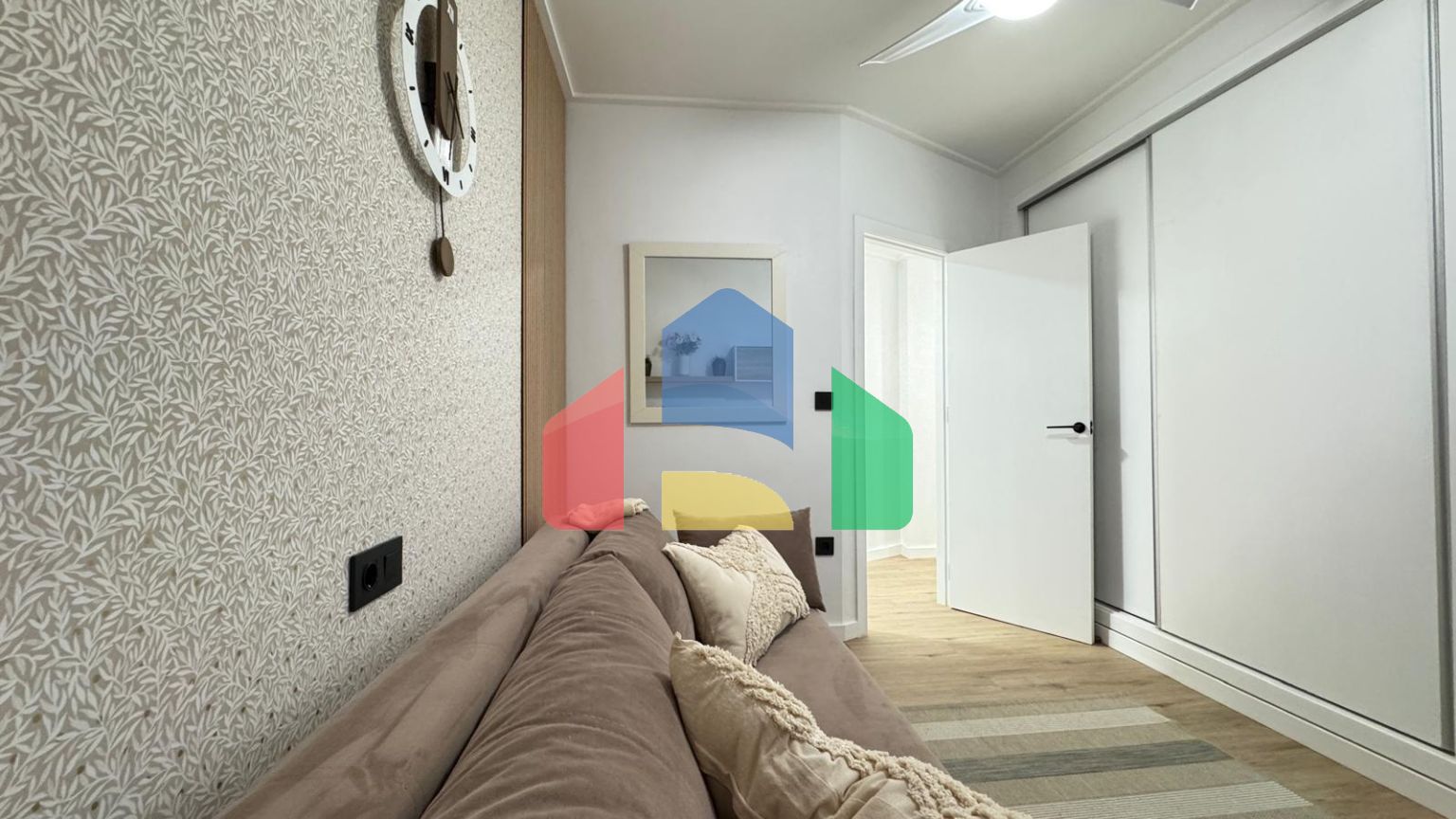 КВАРТИРА ПОСЛЕ РЕМОНТА В 400 МЕТРАХ ОТ ПЛЯЖА И ПОРТА. 3 СПАЛЬНИ. 2 ВАННЫЕ. С КЛАДОВКОЙ 17 М2.