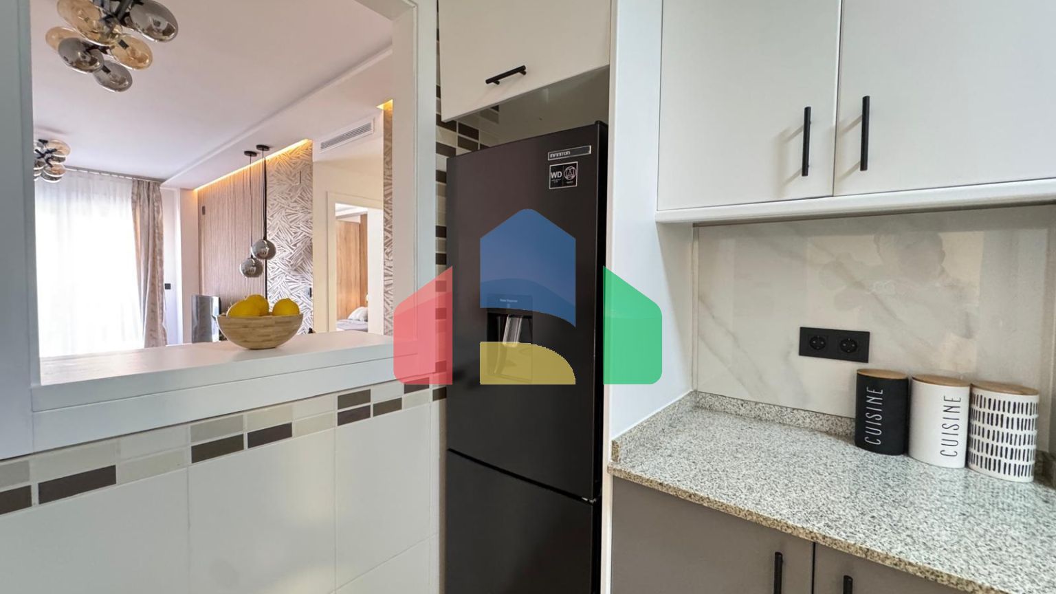 КВАРТИРА ПОСЛЕ РЕМОНТА В 400 МЕТРАХ ОТ ПЛЯЖА И ПОРТА. 3 СПАЛЬНИ. 2 ВАННЫЕ. С КЛАДОВКОЙ 17 М2.