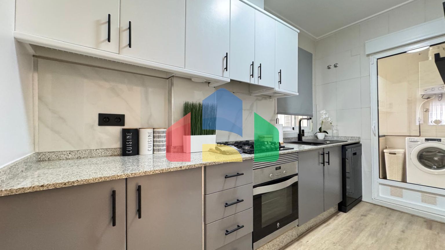 КВАРТИРА ПОСЛЕ РЕМОНТА В 400 МЕТРАХ ОТ ПЛЯЖА И ПОРТА. 3 СПАЛЬНИ. 2 ВАННЫЕ. С КЛАДОВКОЙ 17 М2.