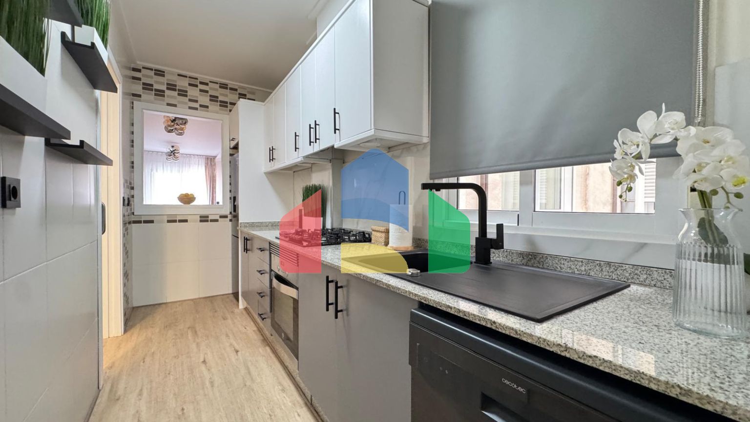 КВАРТИРА ПОСЛЕ РЕМОНТА В 400 МЕТРАХ ОТ ПЛЯЖА И ПОРТА. 3 СПАЛЬНИ. 2 ВАННЫЕ. С КЛАДОВКОЙ 17 М2.