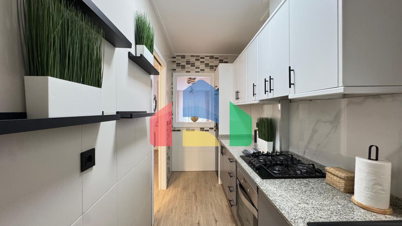 КВАРТИРА ПОСЛЕ РЕМОНТА В 400 МЕТРАХ ОТ ПЛЯЖА И ПОРТА. 3 СПАЛЬНИ. 2 ВАННЫЕ. С КЛАДОВКОЙ 17 М2.