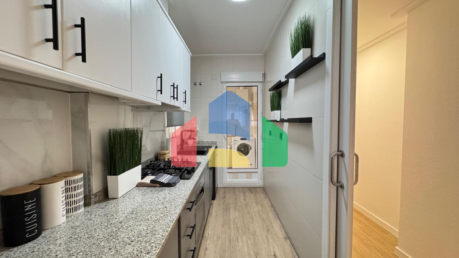 КВАРТИРА ПОСЛЕ РЕМОНТА В 400 МЕТРАХ ОТ ПЛЯЖА И ПОРТА. 3 СПАЛЬНИ. 2 ВАННЫЕ. С КЛАДОВКОЙ 17 М2.