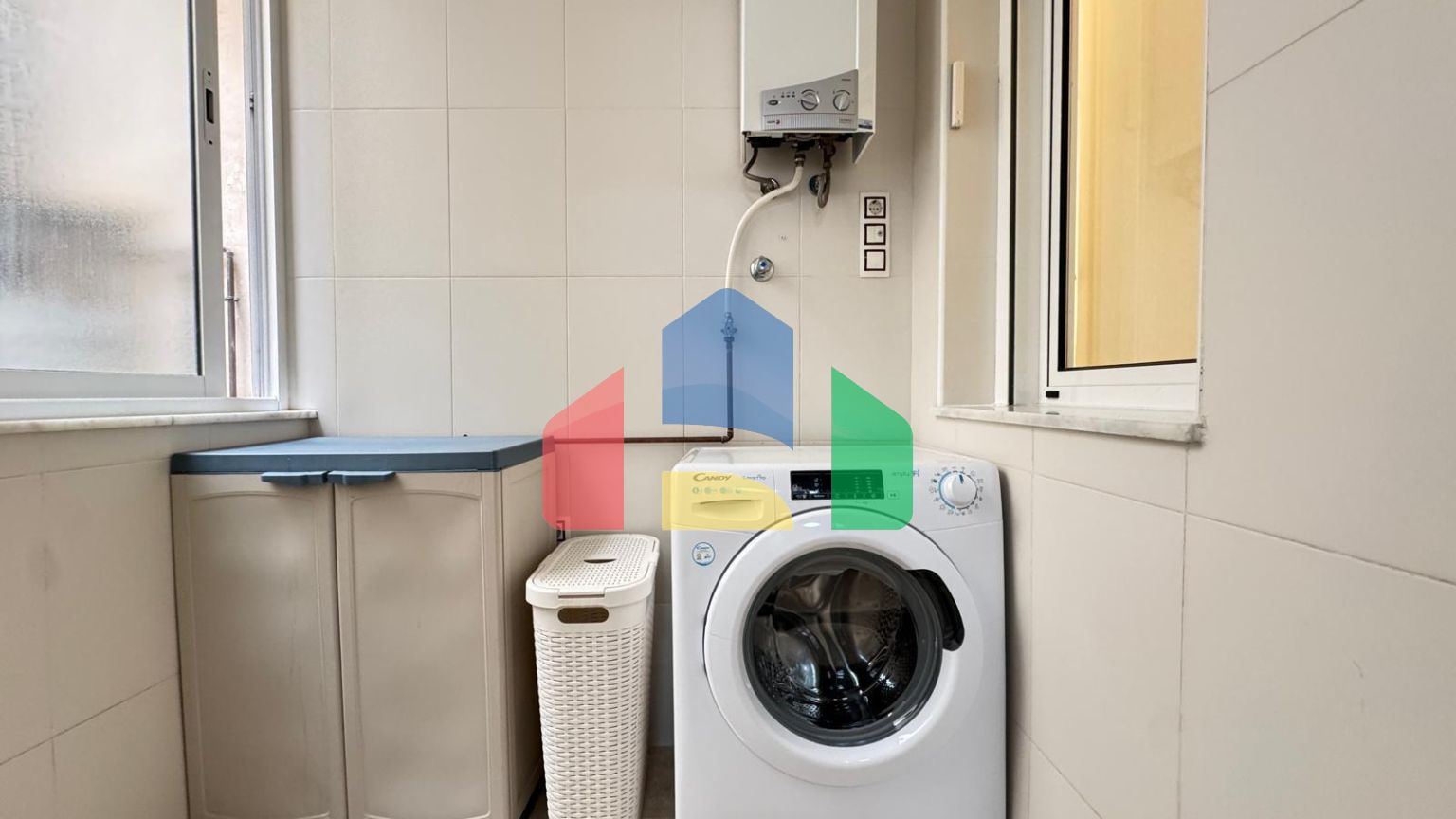 КВАРТИРА ПОСЛЕ РЕМОНТА В 400 МЕТРАХ ОТ ПЛЯЖА И ПОРТА. 3 СПАЛЬНИ. 2 ВАННЫЕ. С КЛАДОВКОЙ 17 М2.